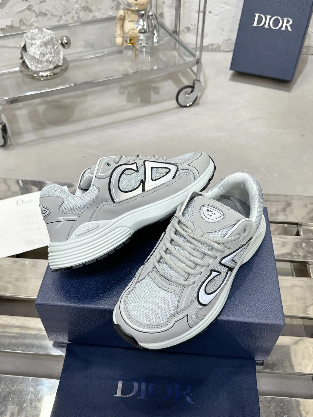 Men's men's shoes 💰600❤️❤️❤️High version Dior Dior's latest color matching B30 series reflective dad sneakers original 17380💰 purchased for development and production Brand new B30 sneakers Dad Shoes style shoes that follow the trend of the retro market The Dior logo on the tongue also indicates that this pair of shoes is the B30 model! B30 uses fine-textured leather and mesh cloth materials to form a shoe body. There are conspicuous letters CD on both sides of the shoe body to indicate identity. Many lines on the shoe body outline details to make the shoes look less monotonous and full of retro flavor. The delivery counter is exquisitely packaged🛍📦 ▪️Fabric: Original customized technical fabric + mesh ▪️Inner lining: Customized breathable lining ▪️Outsole: Original molded IP foam + TPU outsole ▪️Sole thickness: 3.5CM ▪️Size: Women’s size 35-40 / Men’s size 39-46
